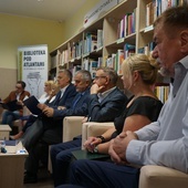 Wśród czytających był prezydent Wałbrzycha Roman Szełemej.