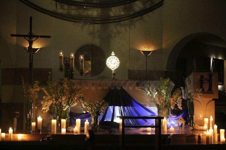 Adoracja Najświętszego Sakramentu podczas "Nocy Nikodemowej" w Cygańskim Lesie.