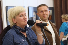  Elżbieta Raczkowska, kurator wystawy, i Łukasz Wykrota, autor zdjęć.
