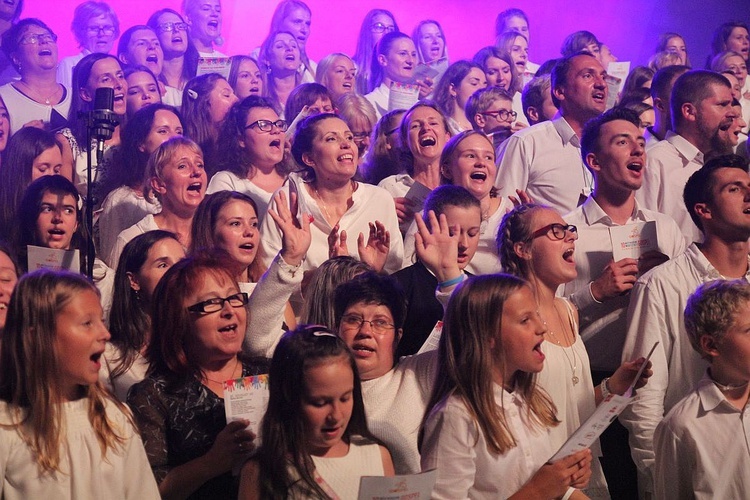Wielki chór jubieluszowych 10. Międzynarodowych Warsztatów Gospel podczas koncertu finałowego.