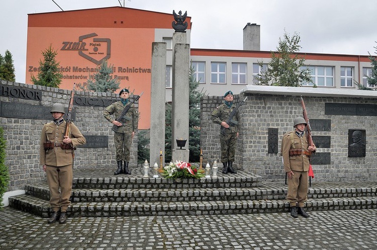 Wartę przy pomniku 14. Wielkopolskiej Dywizji Piechoty pełnili żołnierze.