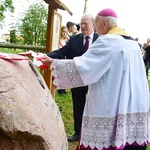 Bałdy. Kamień upamiętniający ks. Adalberta Wojciecha Zinka