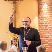 ▲	Biskup poświęcił dwie nowe sale, w których będą się uczyć pierwsze klasy podstawówki. 