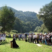 Duchowni prowadzą rozważania przy kapliczce Jezusa Miłosiernego.