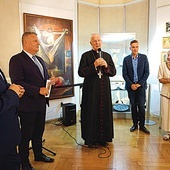 ▲	Biskup I. Dec objął wystawę honorowym patronatem.