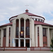 ▼	Rotunda świątyni wyróżnia się pośród blokowiska.