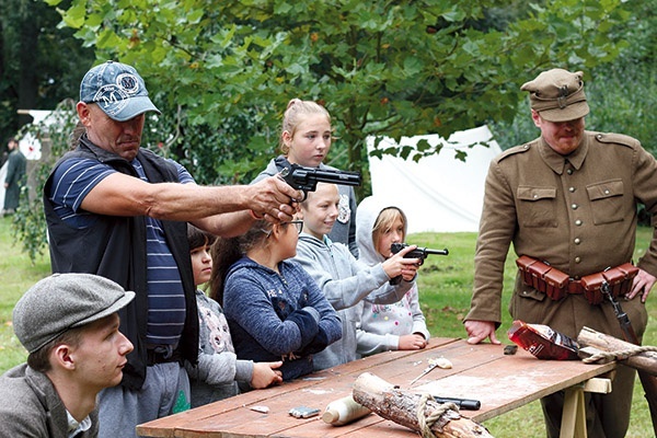 ◄	W Łęczycy przez cały dzień trwał piknik historyczny, podczas którego mieszkańcy zapoznawali się ze sprzętem wojskowym, a także słuchali opowieści grupy rekonstrukcyjnej, znawców i pasjonatów.