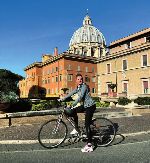 Jazda na rowerze po uliczkach Watykanu – to możliwe, kiedy się mieszka za Spiżową Bramą – zapewnia Magdalena Wolińska-Riedi.