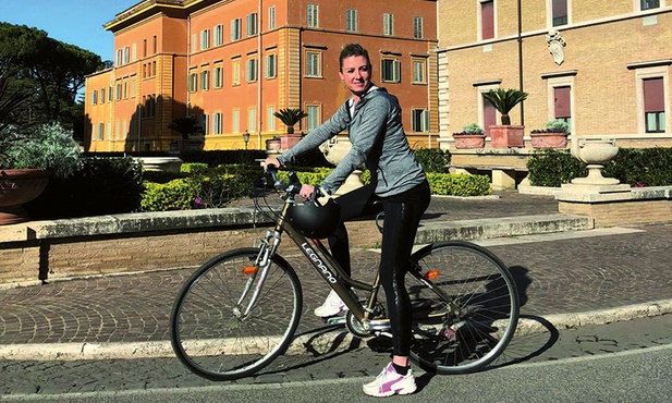 Jazda na rowerze po uliczkach Watykanu – to możliwe, kiedy się mieszka za Spiżową Bramą – zapewnia Magdalena Wolińska-Riedi.