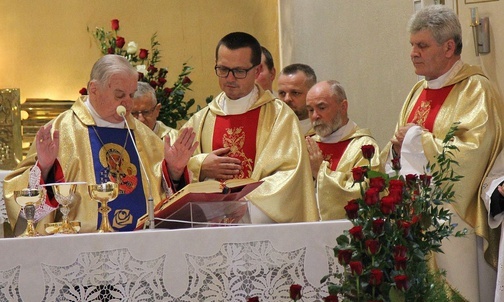 Na pierwszym planie od lewej: bp Tadeusz Rakoczy, ks. Krzysztof Ciurla i ks. Władysław Kubasiak.