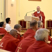 Prowadzący rekolekcje biskup głosił księżom konferencje, ale i homilie w czasie sprawowanych wspólnie Mszy św.