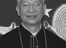 Biskup Rolando Crisostomo Santos