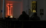Przez całą noc wałbrzyszanie czuwali na modlitwie pod krzyżem.