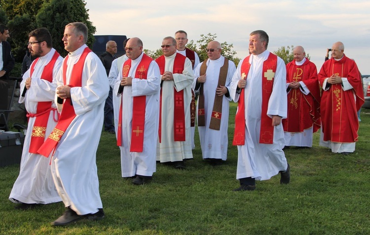 Duszpasterze bielskich parafii, którzy celebrowali Eucharystię na wzgórzu Trzy Lipki.