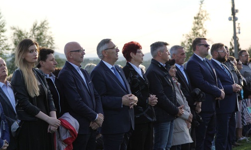 Przedstawiciele władz, jak co roku, modlili się z mieszkańcami Bielska-Bialej pod Krzyżem Trzeciego Tysiąclecia.