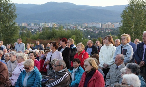 Bielszczanie podczas Mszy św. na wzgórzu Trzy Lipki, pod Krzyżem Trzeciego Tysiąclecia.