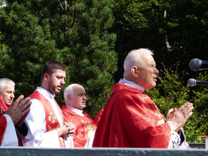 Ks prof. Marek Starowieyski przewodnoczył Mszy św. pod krzyżem na Hrobaczej Łące.