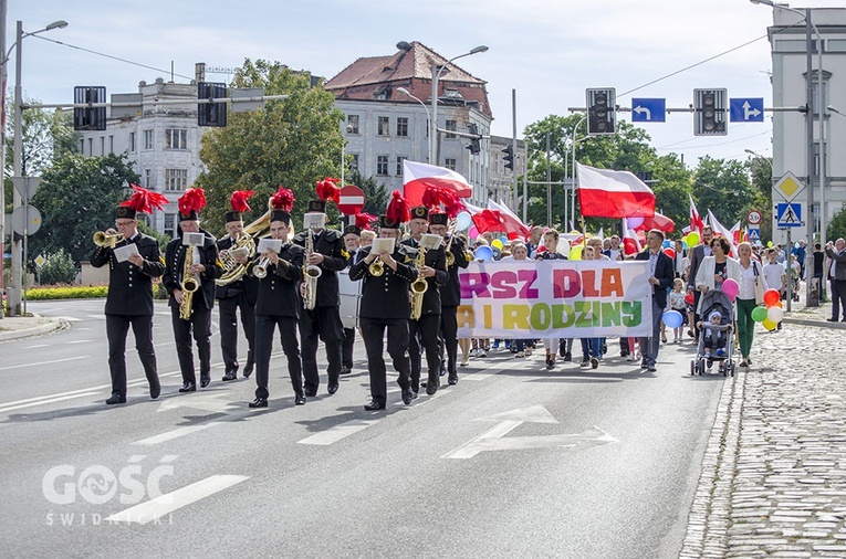 W tym roku zmieniła się nie tylko formuła zakończenia marszu, ale i jego termin. Organizatorzy chcieli rozpocząć „szkołę rodziców” tuż po rozpoczęciu roku szkolnego.