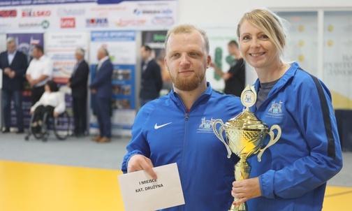 Wioletta Kimla i Adrian Kochoń odebrali puchar w imieniu najlepszej drużyny: reprezentacji SI Eurobeskidy.