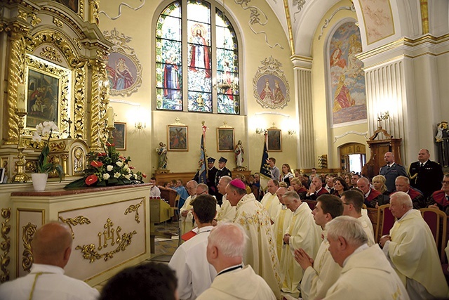 Wyjątkowym akcentem jubileuszowych uroczystości było zawierzenie diecezji tarnowskiej opiece patrona.