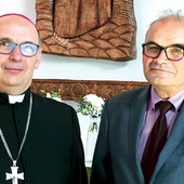 Biskup Janusz Ostrowski i profesor Marek Sarna, prezes PTA.