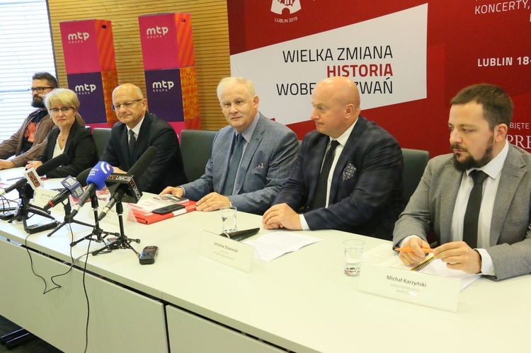 Konferencja przedstawiająca zjazd historyków w Lublinie.