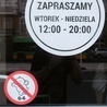 Znak z przekreślonym dzieckiem na drzwiach poznańskiej restauracji budzi emocje i kontrowersje.