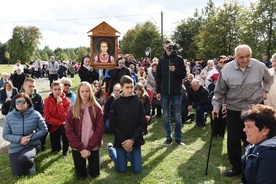 Młodzi z Rudki przyjechali modlić się na początku roku przygotowań do bierzmowania.