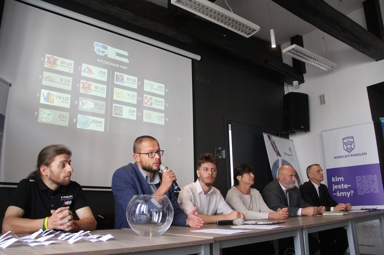 Podczas konferencji podkreślano znaczenie Tarnowa na mapie debat oksfordzkich, a także wyliczano kluczowe umiejętności, jakie zdobywają uczniowie biorący w nich udział. Wielu oglądało występ tarnowianina Filipa Olszówki w czasie popularnego teleturnieju telewizyjnego, kiedy dał popis analizy, dedukcji, retoryki i oczywiście wiedzy.   Tarnowska Liga Debatancka rozpoczęła ósmy sezon