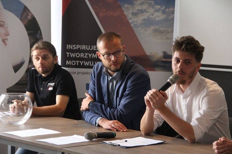 Grzegorz Chmiel zaprezentował inicjatywy planowane podczas tego sezonu. Tarnowska Liga Debatancka rozpoczęła ósmy sezon