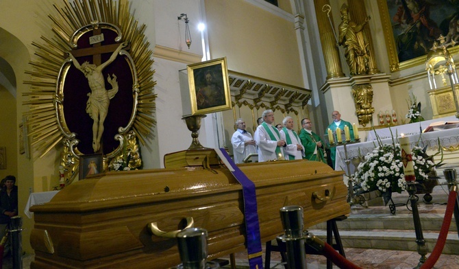Pierwszą stacją pogrzebu była Msza św. sprawowana w kościele Trójcy Przenajświętszej (księży jezuitów) w Radomiu.