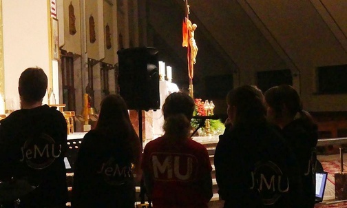 Młodzi z projektu "JeMU" poprowadzili modlitwę uwielbienia na Złotych Łanach.