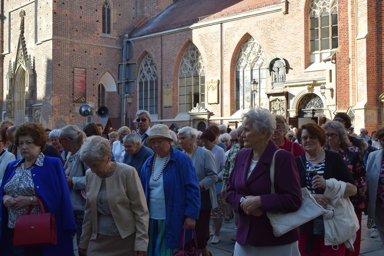 Ulicami Wrocławia ze św. Stanisławem i św. Dorotą