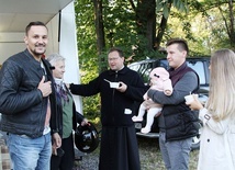 Jasnogórscy pielgrzymi z głównym przewodnikiem ks. Damianem Korycińskim w Mikuszowicach Krakowskich.