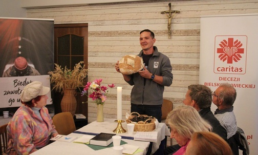 Kromkę z okazałego bochenka chleba dostał każdy z uczestników spotkania.