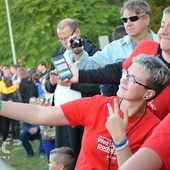 Młodzi w koszulkach z hasłem tegorocznego "Light for life" robiący sobie pamiątkowe zdjęcie.