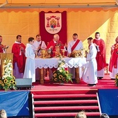 Mszy św. przewodniczył bp Ignacy w otoczeniu diecezjalnych i zakonnych duszpasterzy z całej diecezji.