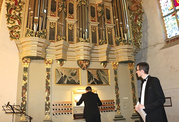 ▲	Organy w kościele pw. św. Bartłomieja w Pasłęku.