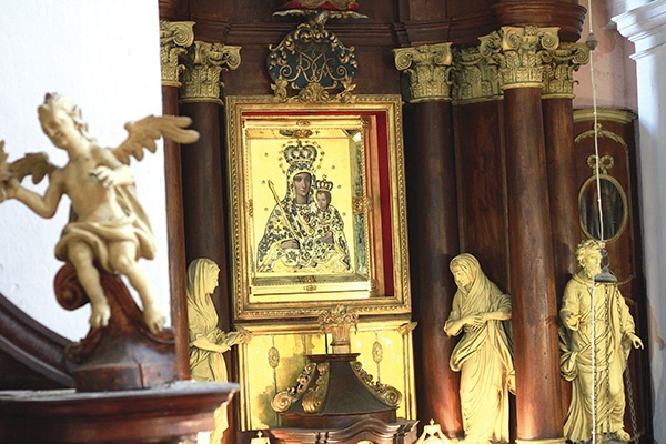 W ołtarzu głównym widnieje obraz Matki Bożej zwanej Szczawińską.