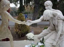 Pomnik nagrobny autorstwa Martina Hudáčka na Cmentarzu Osobowickim przedstawiający rodziców cierpiących po utracie swego nienarodzonego dziecka.
