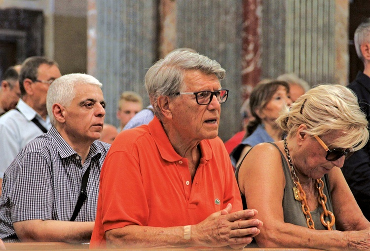 W pompejańskim sanktuarium trwa nieustanna modlitwa. Najwięcej pielgrzymów przybywa tu w maju i październiku.