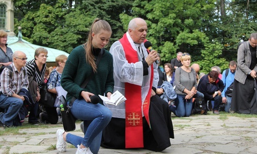 Ania Ewertowska i ks. Jan Waluś z Międzyrzecza Górnego poprowadzili poruszające rozważania Drogi Krzyżowej.