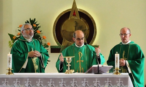 Od lewej ojcowie redemptoryści: Jarosław Liebersbach, Dariusz Paszyński i Andrzej Kowalski podczas jubileuszowej Mszy św. na Trzech Lipkach.