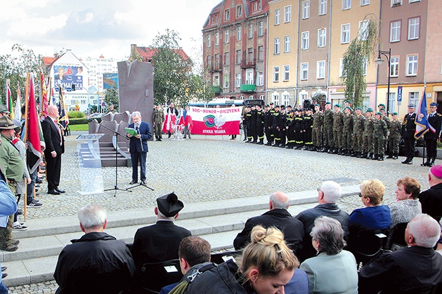 ▲	Uroczystości rocznicowe przy pomniku Zesłańcom Sybiru w Legnicy.