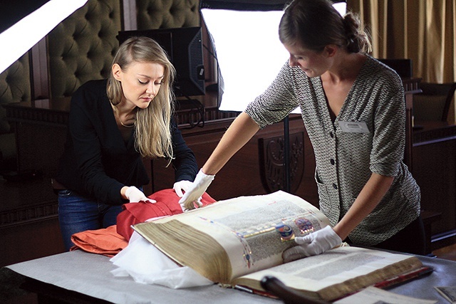 Pracownice nyskiego muzeum Paulina Murzyniak (z prawej) i Joanna Kluzek prezentują Biblię Nyską 