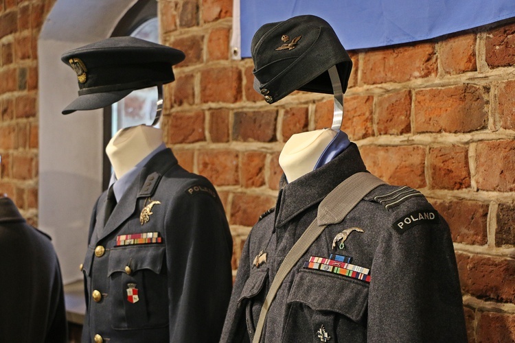 Zobacz oryginalne mundury polskich żołnierzy II wojny światowej