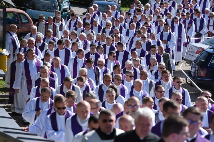 W pogrzebie uczestniczyło kilkuset księży.