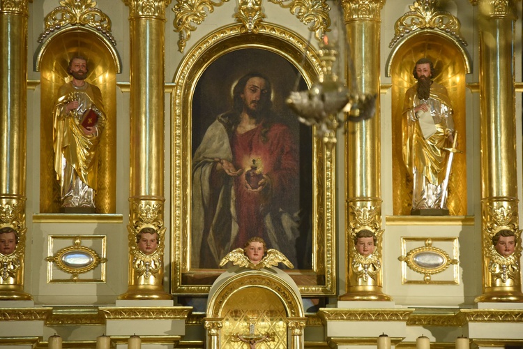 Obraz Serca Pana Jezusa w ołtarzu kościoła w Żeleźnikowej.