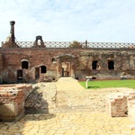 Zrewitalizowane ruiny zamku w Ujeździe
