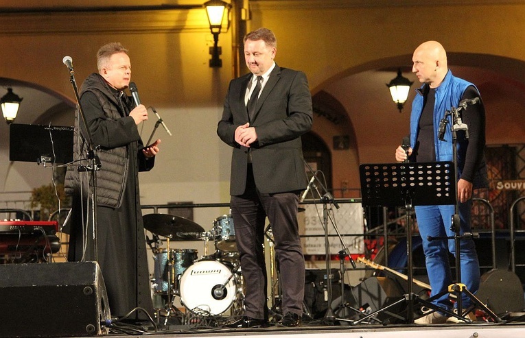 Na scenie w centrum bielskiej starówki od lewej: ks. Sebastian Rucki, prezydent Jarosław Klmaszewski i Krzysztof Rycak.